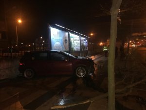 Hastane önünde kaza yapan sürücü kayıplara karıştı