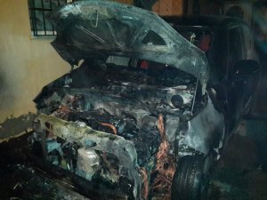 Yanan otomobile mahalle sakinleri hortumla müdahale etti