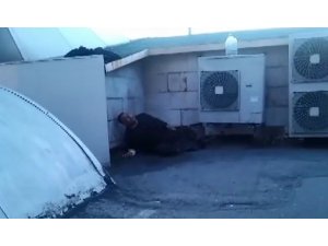 Alkollü şahıs belediye önünde ortalığı birbirine kattı