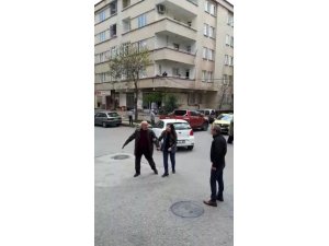Silah çeken babayı kızı ikna etti