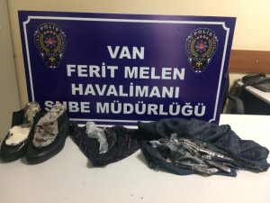 İç çamaşırı ve ayakkabısına gizlediği afyon sakızıyla yakalandı