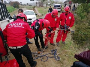 Uçurumda mahsur kalan köpek 2 saatte kurtarıldı