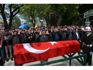 Bedelli askerlik için birliğine giderken kazada ölen genç toprağa verildi