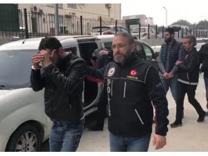 Uyuşturucu tacirleri uyuşturucuyu satamadan yakalandı