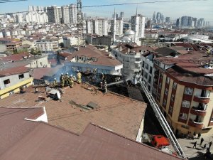 Esenyurt’ta bir binanın çatı katı alev alev yandı