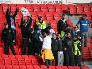 Yılport Samsunspor - Sarıyer maçında taraftarlar arasında gerginlik