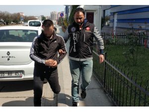 Aracında 9.5 kilo esrarla yakalandı