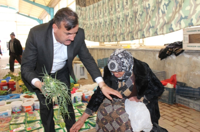Başkan Oflaz Sebze pazarını ziyaret etti
