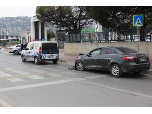 Otomobiller kavşakta çarpıştı: 2 yaralı