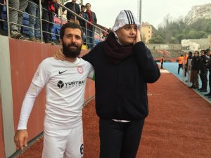Takım kaptanı galibiyeti kardeşiyle kutladı