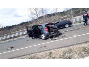 Yoldan çıkan otomobil bariyerlere çarptı