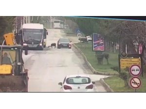 Trambüsten inen kıza otomobilin çarptığı kaza güvenlik kamerasında