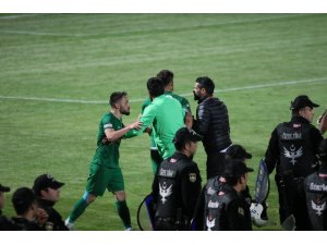Kardeşçe başlayan maç yumruklarla bitti