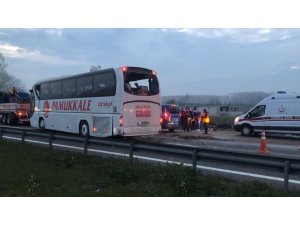 GÜNCELLEME- Sakarya'da yolcu otobüsü devrildi: 30 yaralı