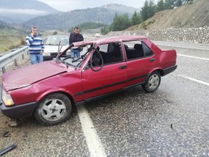 Otomobil kayganlaşan yolda bariyere çarparak durabildi