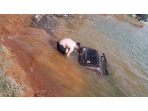 Fotoğraf çektirmek isterken offroad aracıyla suya gömüldü