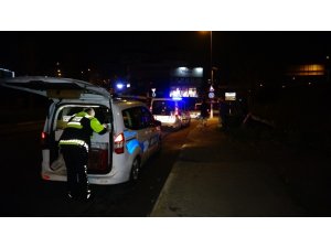 Pendik’te dereye uçan araçtan burnu bile kanamadan sağ çıktı