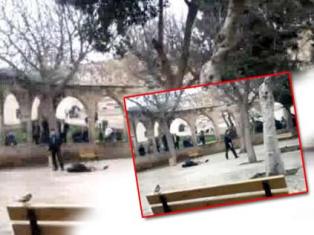 Cami avlusunda bıçakladı, başında ölmesini bekledi