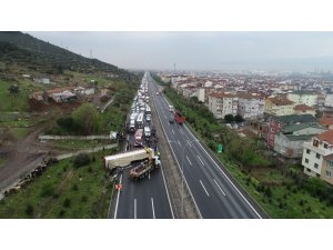 Kocaeli TEM’de hayvan yüklü tır yola devrildi 20 kilometrelik araç kuyruğu oluştu