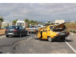 Otomobille minibüs çarpıştı: 6 yaralı