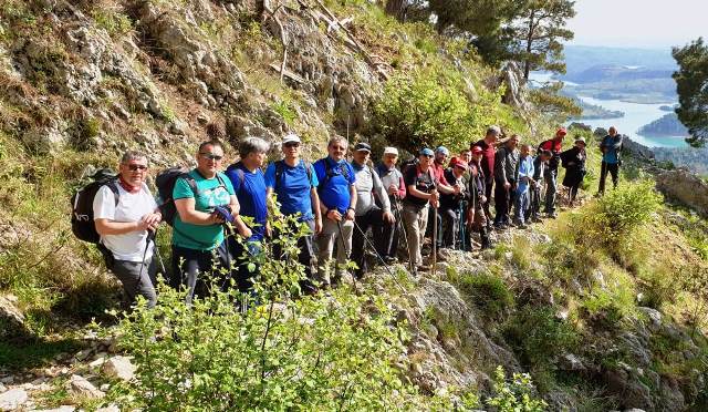 Tarihi kervan yolunu yürüyerek geçtiler