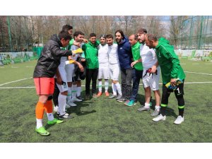 Şampiyon galibiyetle başladı