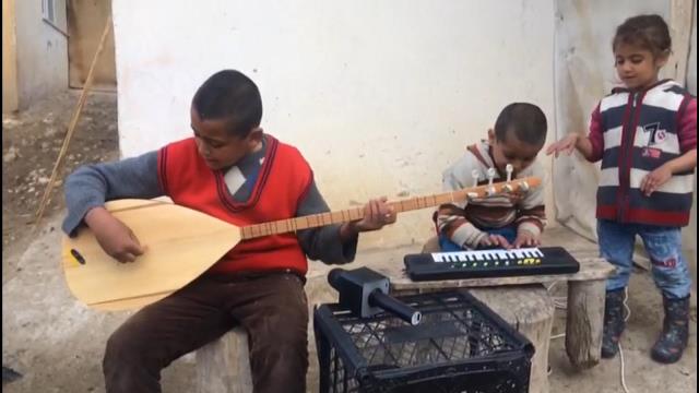 Sosyal medyayı sallayan minikler müzik aletlerine kavuştu