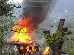 Ordu’da ahşap ev alevlere teslim oldu