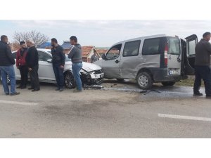Otomobille hafif ticari araç çarpıştı: 3 yaralı