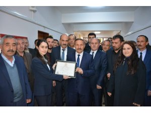 Yaptırmış, mazbatasını alarak göreve başladı