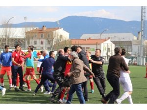 Türkiye U17 Şampiyonasında tekme yumruklar havada uçuştu