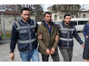 Giysinin etiketini kesme bahanesiyle aldığı bıçakla öldürdü