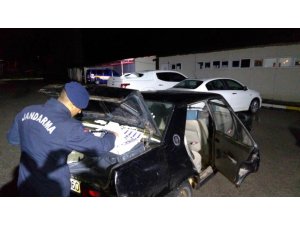 Jandarmanın takip ettiği otomobilde 1000 paket kaçak sigara yakalandı