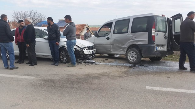 Otomobille hafif ticari  araç çarpıştı: 3 yaralı