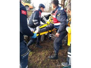 Otomobil takla atarak bahçeye uçtu, yaralı sürücü araçta sıkıştı