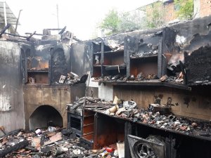 Elektrik kontağı evi harabeye çevirdi