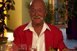 Sümer Tilmaç bıçaklandı