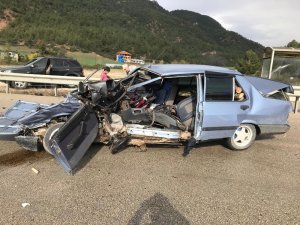 Hurda yığınına dönen otomobilden sağ kurtuldu