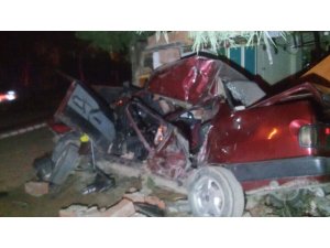 Freni patlayan süt kamyonu park halindeki otomobile çarptı: 3 yaralı