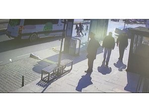 Minibüse yetişmek isteyen anne ve oğluna böyle araba çarptı