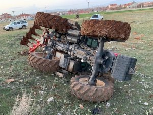 İki kardeş, traktörün altında kalmaktan kabin sayesinde kurtuldu