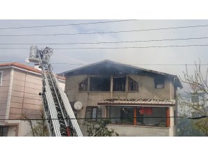Düzce’de 3 katlı binanın çatısı yanarak kullanılamaz hale geldi