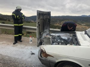 Seyir halindeki araç bir anda alev aldı