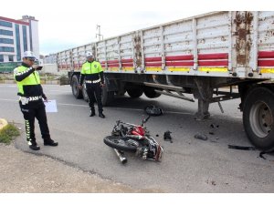 Tır’ın altına giren motosikletin tekeri yerinden fırladı