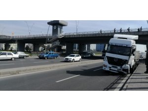 Sürücüsü kalp krizi geçiren tır, köprü ayağına çarptı