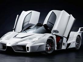 Kriz lüks otomobil alıcısını teğet geçti