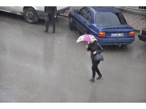 Şuhut’ta şiddetli yağmur ve dolu vatandaşları hazırlıksız yakaladı