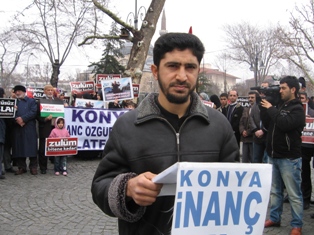 'Siyaset karagöz oyunudur'