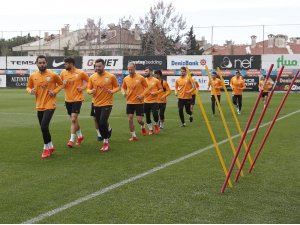 Galatasaray derbi startını verdi