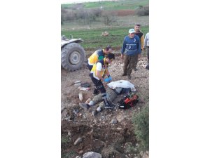 Kullandığı traktörün altında can verdi